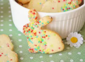Hasenplätzchen mit bunten Streuseln, perfekt zum Backen zu Ostern. Ein süßer Genuss für die Feiertage.